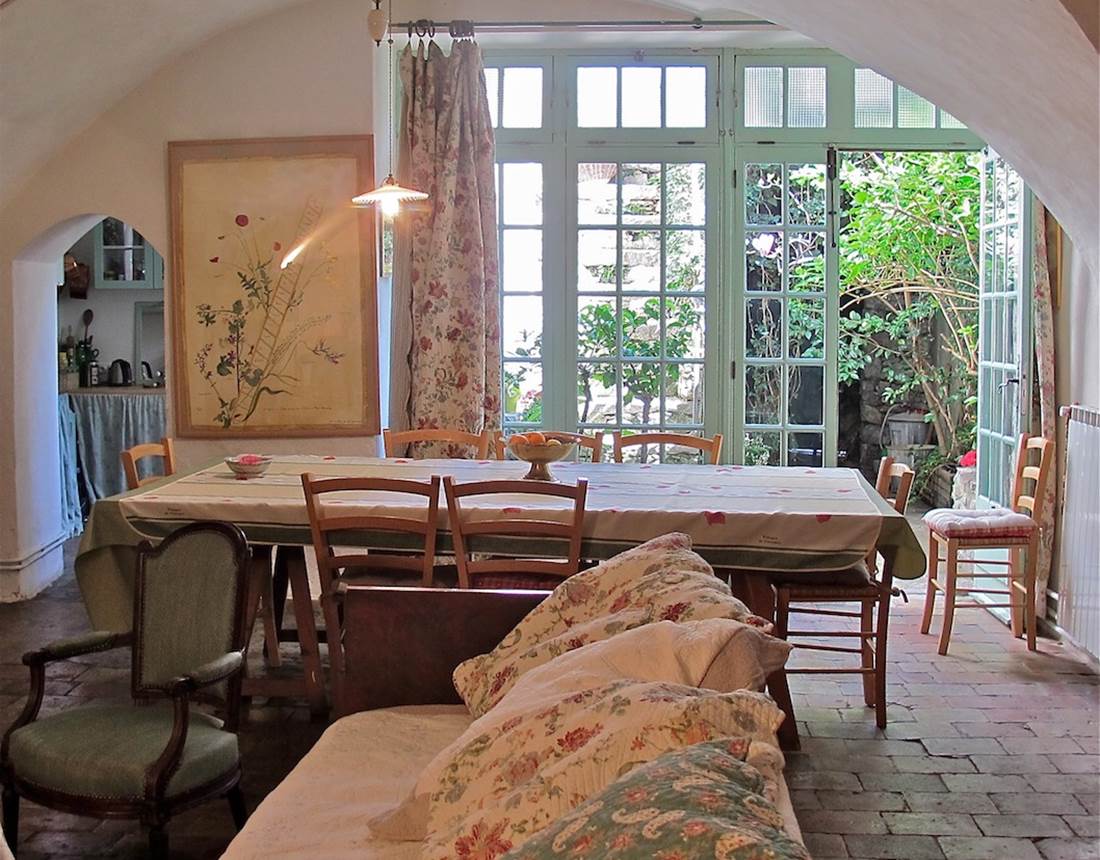 salon salle a` manger pour 12 personnes et cuisine équipée en suite